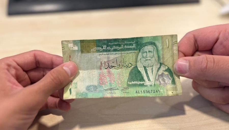 شخص يعطي آخر ورقة دينار أردني واحد | حسنى