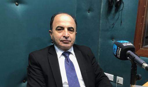 الكاتب الصحفي المختص بالشأن الأمريكي علي يونس أثناء استضافته في استديو إذاعة حسنى صورة الكاتب الصحفي المختص بالشأن الأمريكي علي يونس في استديو إذاعة حسنى
