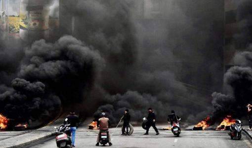 محتجون لبنانيون يقطعون الطرقات بالإطارات المشتعلة _ وكالات أنباء