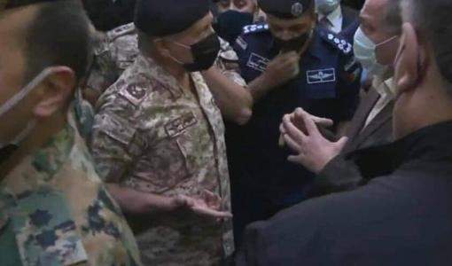 صورة للملك أثناء زيارته مستشفى السلط الجديد اليوم