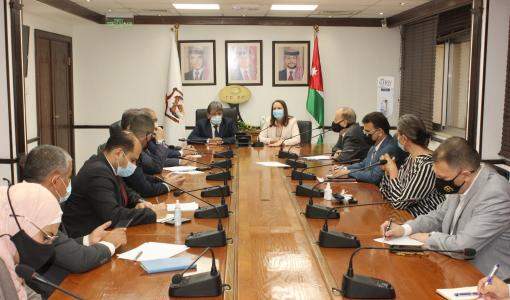 اجتماع اليوم ضم وزيري النقل و الصناعة و التجارة و ممثلين عن القطاعين التجاري و الصناعي، و نقابة وكلاء الملاحة، و وزارة الزراعة