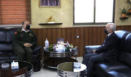 وزير التنمية الاجتماعية أيمن المفلح و مدير المؤسسة الاستهلاكية العسكرية العقيد محمد الحديد وزير التنمية الاجتماعية أيمن المفلح و مدير المؤسسة الاستهلاكية العسكرية العقيد محمد الحديد