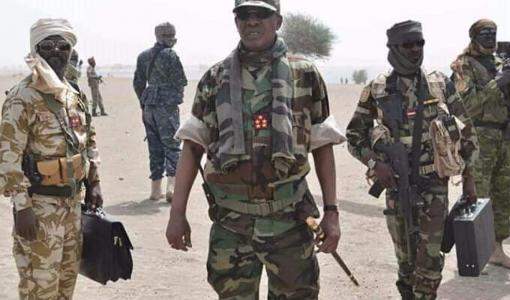 الرئيس التشادي - إدريس ديبي بالزي العسكري