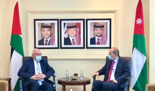 صورة تجمع وزير الخارجية أيمن الصفدي و نظيره الفلسطيني رياض المالكي في لقاء اليوم