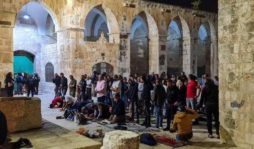 أداء صلاة العشاء أمام باب المغاربة رغم تشديدات الاحتلال في المكان