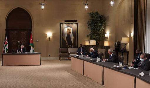 صورة تجمع الملك مع شخصيات سياسية اليوم الثلاثاء 8-6