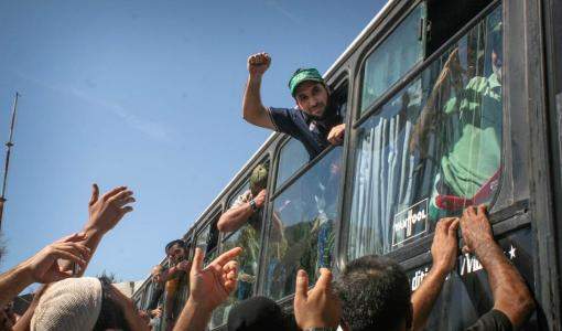 صورة تعبيرية - التقطت لحافلة تقلّ عددا من الأسرى الفلسطينيين المفرج عنهم من السجون الإسرائيلية في صفقة وفاء الأحرار