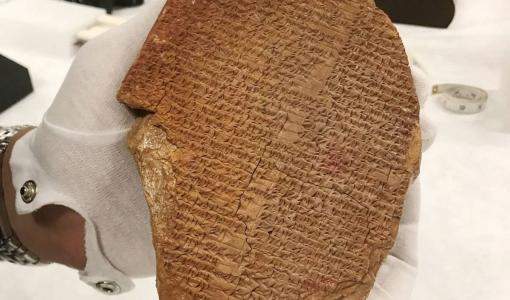 اللوح الطيني  المسروق من العراق عمره أكثر من 3500 عام ويحتوي على نص من ملحمة جلجامش