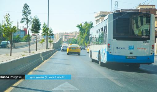 باص عمان يسير في شارع الملكة رانيا على يمين مسار الباص سريع التردد صورة أرشيفية | باص عمان يسير في شارع الملكة رانيا على يمين مسار الباص سريع التردد