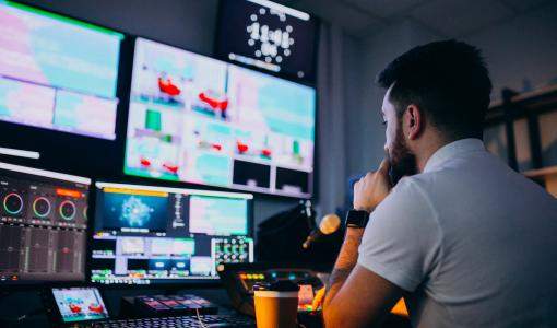 صورة تعبيرية لبث تلفزيوني مباشر صورة تعبيرية لبث تلفزيوني مباشر