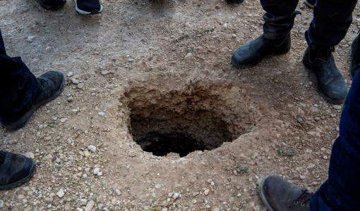 الحفرة التي انتزع منها أسرى جلبوع الستة حريتهم