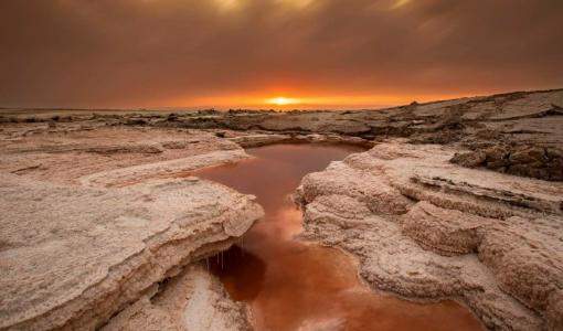 بركة البحر الميت حمراء I المصور زيد أبو طه