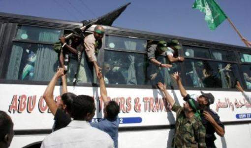 صورة أرشيفية لأسرى فلسطينيين خلال عملية تبادل أسرى مع الاحتلال