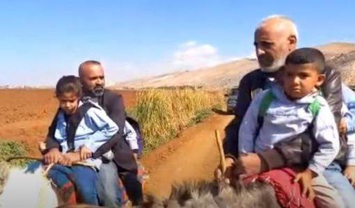 لبنانيون يستخدمون الحمير كوسيلة نقل لإيصال أبناءهم لمدارسهم -بعلبك