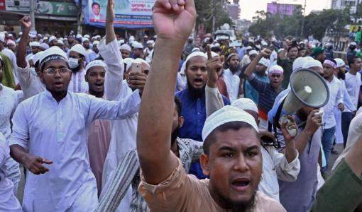 متظاهرون يشاركون في احتجاج خارج المسجد الوطني في  العاصمة دكا