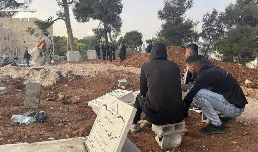 شباب فلسطينينون يرابطون داخل مقبرة اليوسفية لحماية قبور ذويهم من التجريف- القدس المحتلة 26 تشرين اول 2021
