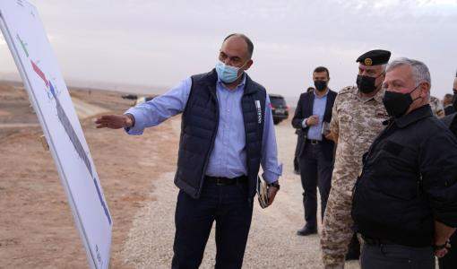 الملك خلال زيارته منطقة الغمر