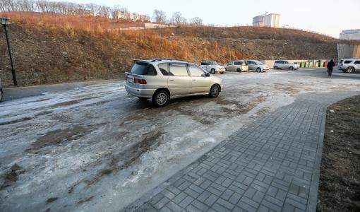 تعبيرية- سيارة عالقة في شارع متجمد تعبيرية- سيارة عالقة في شارع متجمد