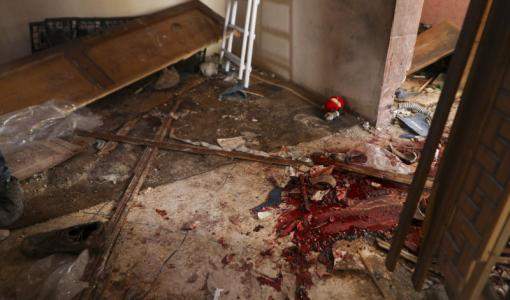 دماء تغطي أرضية منزل مدمر بعد عملية للجيش الأمريكي- قرية أطمة / إدلب 3 شباط 2022