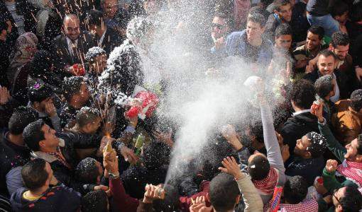مصدر الصورة: صفحة أهل الهمة / فيسبوك | زفة خريجين في الجامعة الأردنية