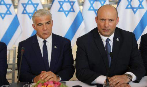 رئيس حكومة الاحتلال الإسرائيلي نفتالي بينيت ، من اليمين ، ووزير خارجيته يائير لابيد رئيس حكومة الاحتلال الإسرائيلي نفتالي بينيت ، من اليمين ، ووزير خارجيته يائير لابيد