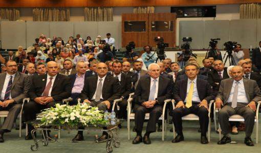 رئيس الوزراء خلال حفل تكريم الفائزين في الدورة الثالثة عشرة من جائزة الموظف المثالي رئيس الوزراء خلال حفل تكريم الفائزين في الدورة الثالثة عشرة من جائزة الموظف المثالي