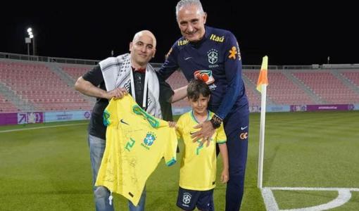مدرب البرازيل يشكر الشاب الفلسطيني مدرب البرازيل يشكر الشاب الفلسطيني
