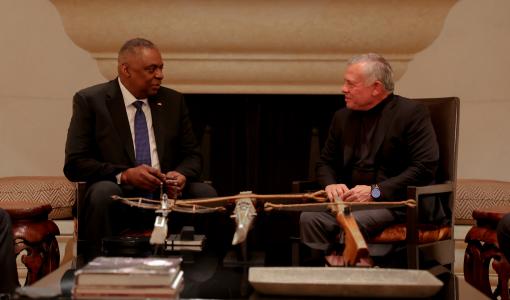 الملك يلتقي وزير الدفاع الأمريكي لويد أوستن