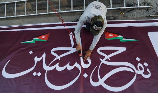 من تجهيزات الاحتفال بعقد قران ولي العهد عامل يجهز لافتة &quot;نفرح بالحسين&quot; لتعليقها في أحد الشوارع