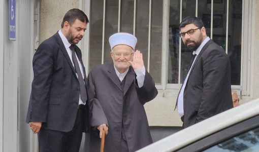 صورة للشيخ عكرمة صبري أثناء ذهابه للتحقيق