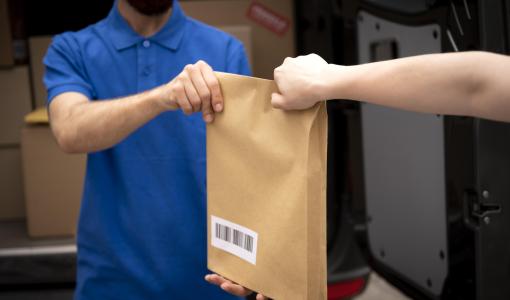 صورة تعبيرية | خدمة توصيل أدوية المرضى للمنازل