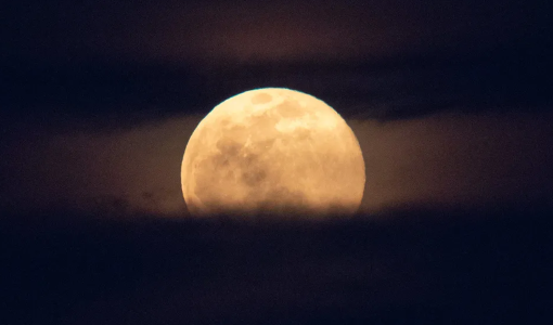 القمر الأزرق