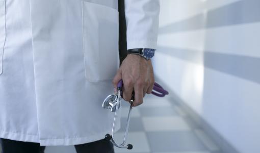 صورة تعبيرية | طبيب مع سماعة