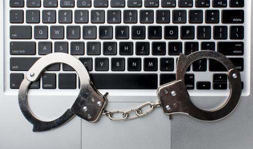 صورة قيد على حاسوب محمول | freepik