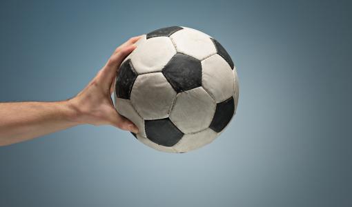 يد تمسك كرة قدم | freepik