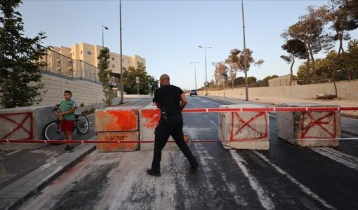 طفل مقدسي مع دراجته الهوائية يقف على حاجز نصبته شرطة الاحتلال الإسرائيلي