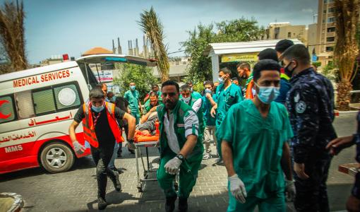 من أمام أحد مستشفيات غزة