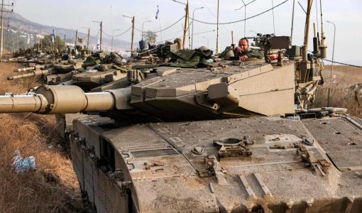 جنود من جيش الاحتلال الإسرائيلي يجلسون داخل دباباتهم