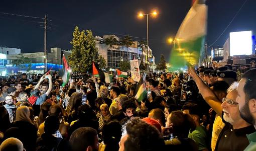 المعتصمون في أحد الشوارع المؤدية للسفارة الأمريكية في عمان