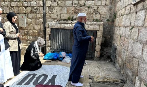 أهالي يؤدون صلاة الظهر في بلدة القدس القديمة بسبب تقييدات الاحتلال