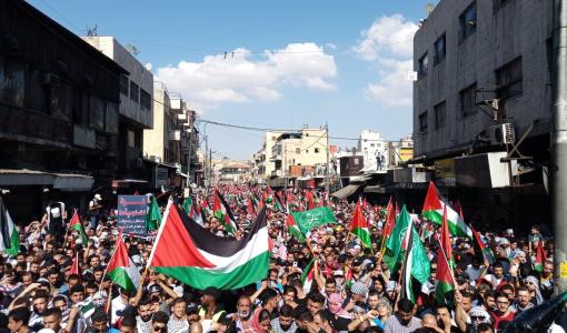 متظاهرون أمام المسجد الحسيني في عمان لدعم المقاومة متظاهرون أمام المسجد الحسيني في عمان لدعم المقاومة