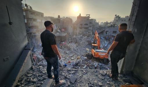 فلسطينيان يقفان على ركام الدمار الذي خلفه عدوان الاحتلال على خانيونس 25 تشرين أول 2023 فلسطينيان يقفان على ركام الدمار الذي خلفه عدوان الاحتلال على خانيونس 25 تشرين أول 2023