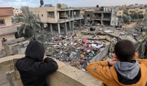 أطفال في غزة يتأملون ركام منازل دمرتها طائرات الاحتلال