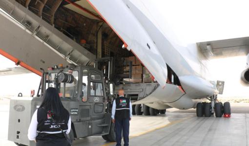 إحدى طائرات المساعدات الإغاثية التي سيرتها الهيئة إلى غزة تصل مطار العريش المصري 26 تشرين الثاني 2023