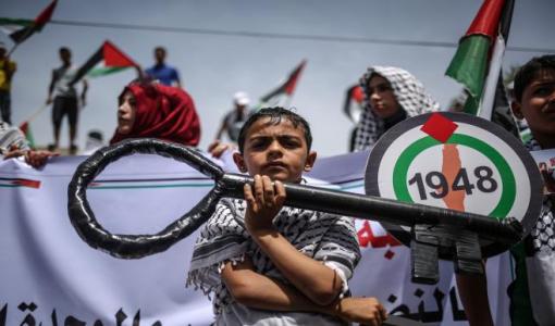 طفل فلسطيني يرفع مفتاحا يرمز للعودة طفل فلسطيني يرفع مفتاحا يرمز للعودة