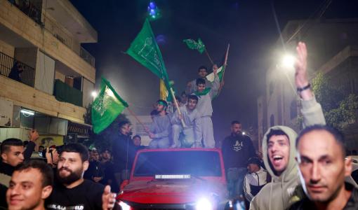 أسرى يحملون رايات حماس أفرج عنهم في أول أيام الهدنة  الضفة الغربية 24 تشرين الثاني 2023