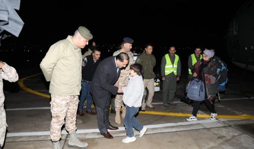 استقبال أردنيين بعد إجلائهم من قطاع غزة في مطار ماركا العسكري