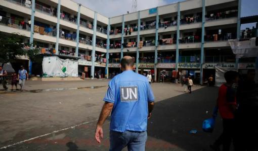 أحد موظفي الأمم المتحدة يتجول داخل مركز إيواء في غزة