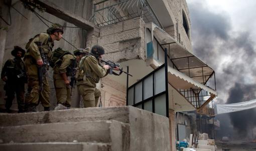 صورة أرشيفية لجنود الاحتلال أثناء اقتحامهم أحد المنازل