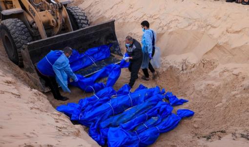 دفن جثث الشهداء الفلسطينيين في مقبرة جماعية 26/12/2023 | المصدر: فرانس برس